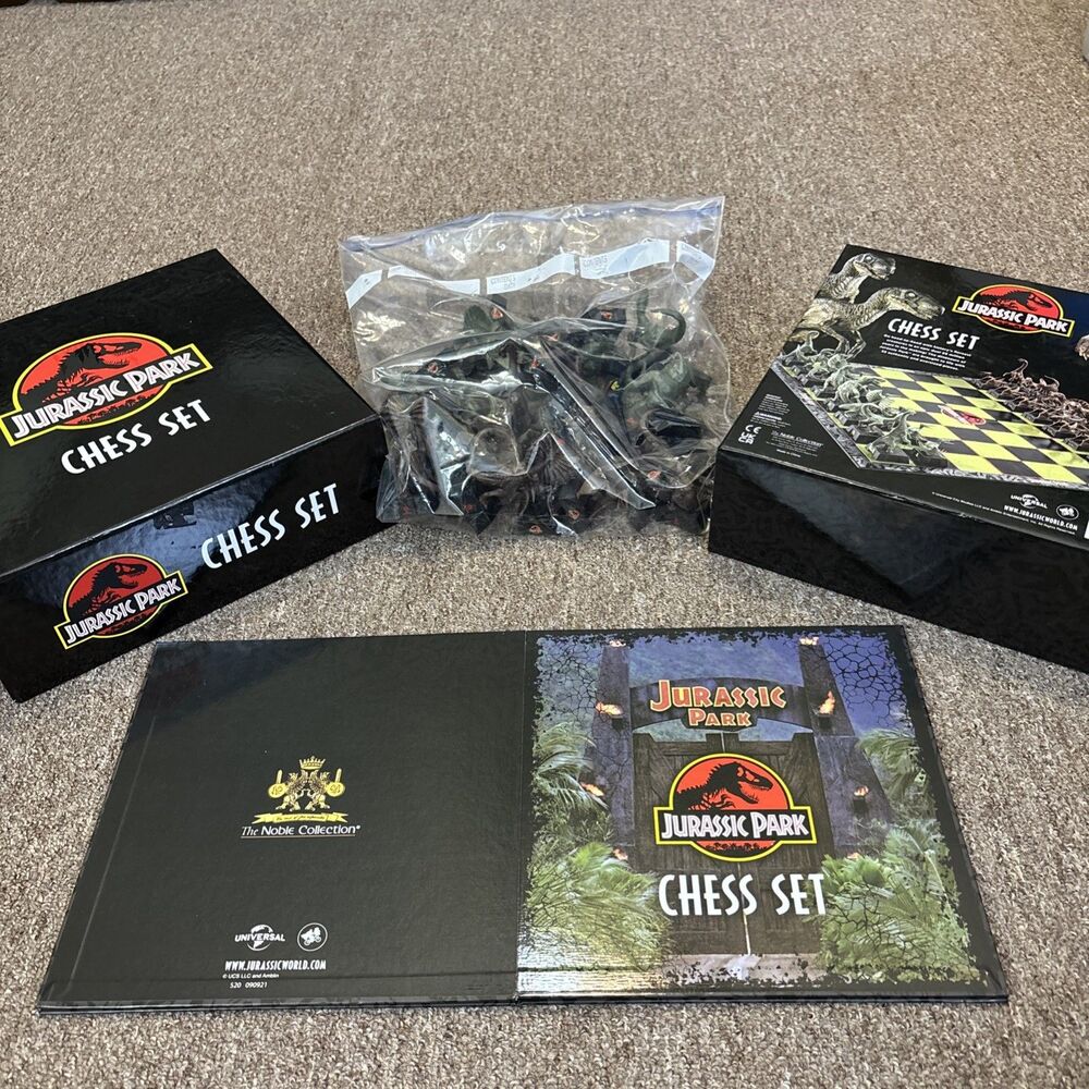 Jurassic Park The Noble Collection Chess Set Dinosaur Figures 32 Pieces COMPLETE